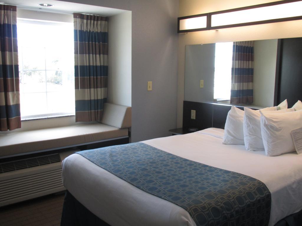 Microtel Inn & Suites Belle Chasse Rom bilde