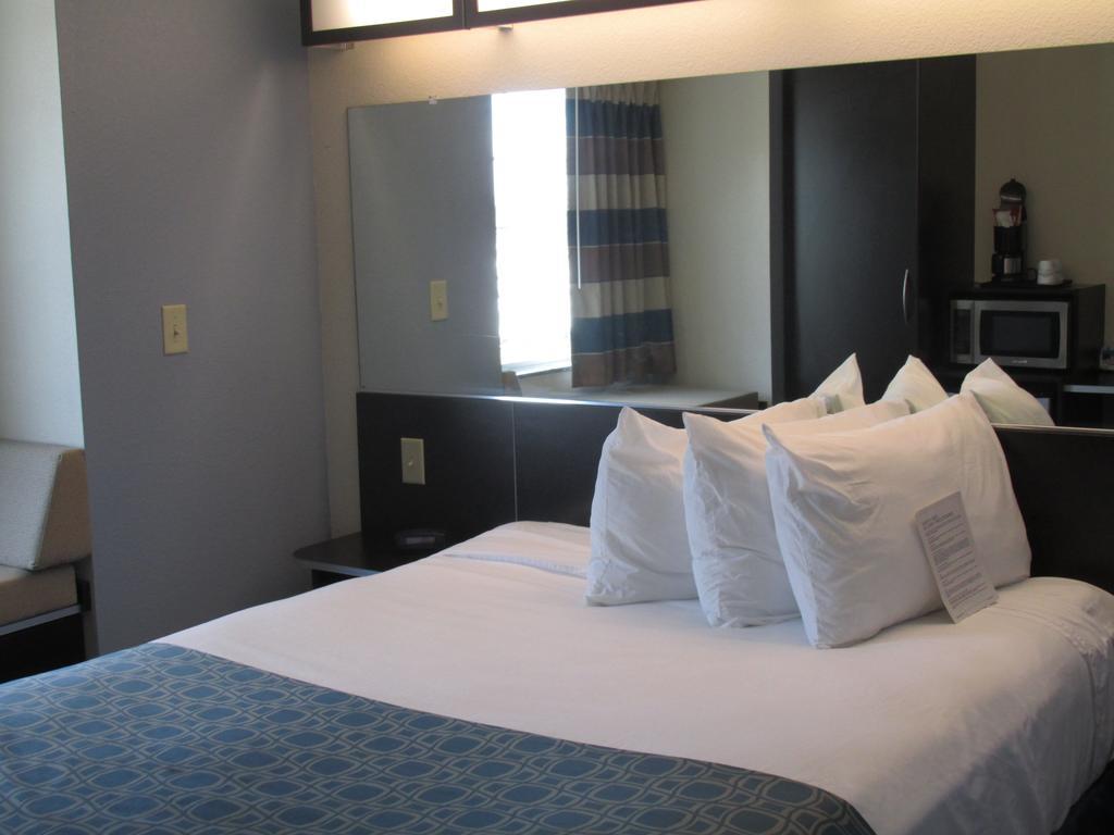 Microtel Inn & Suites Belle Chasse Rom bilde